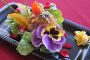 Sorell blanc de tarragona al escabetx a la taronja amb flors de pensament
