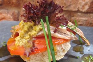 Torradeta de seitó, tomàquet i olives verdes
